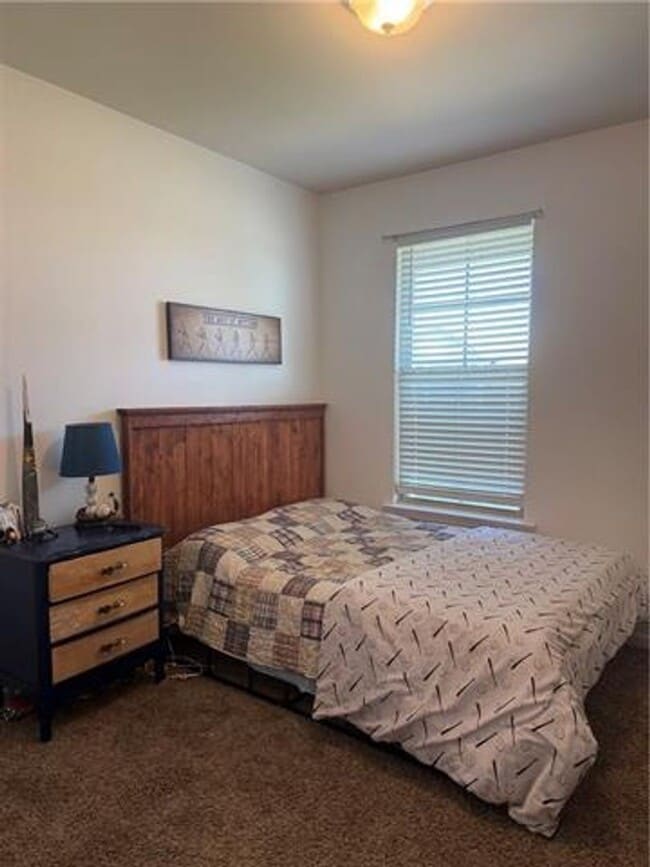 Building Photo - Welcome home to this **beautiful 4-bedroom, 2-bath rental