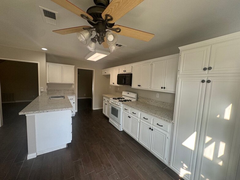 Building Photo - 10533 Oakdale Dr