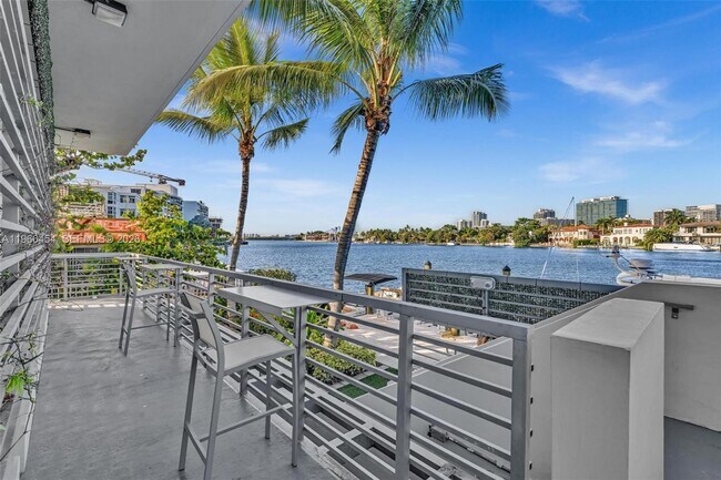 Building Photo - 9901 E Bay Harbor Dr