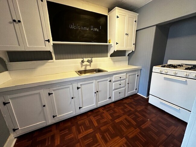 Building Photo - Fully updated Fully furnished All Bills Paid