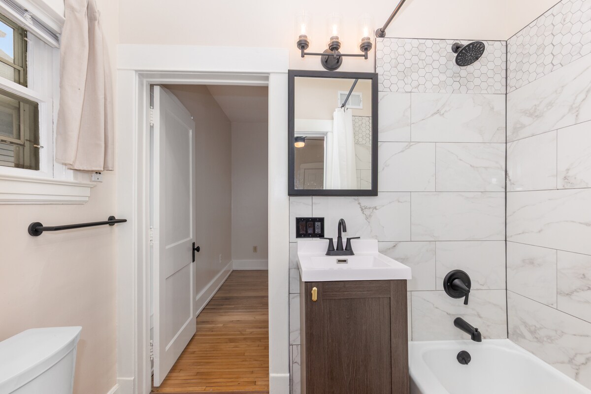 Building Photo - 1349 Portland Ave NE