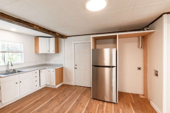 Building Photo - Spacious 2BR in Auburn with Off-Street Parking | $1,575 | AVAILABLE NOW