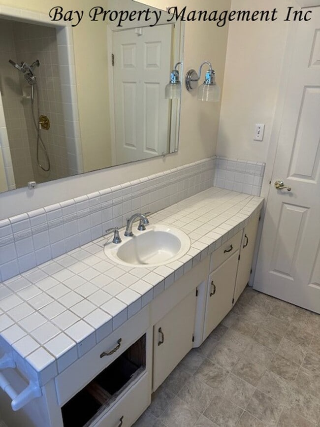 Building Photo - Charming 2 Bedroom, 1.5 Bath Home Near Riv...