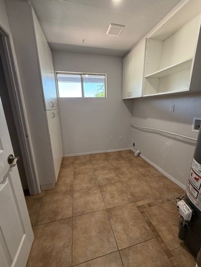 Building Photo - Spacious and newly remodeled 4 Bedroom wit...