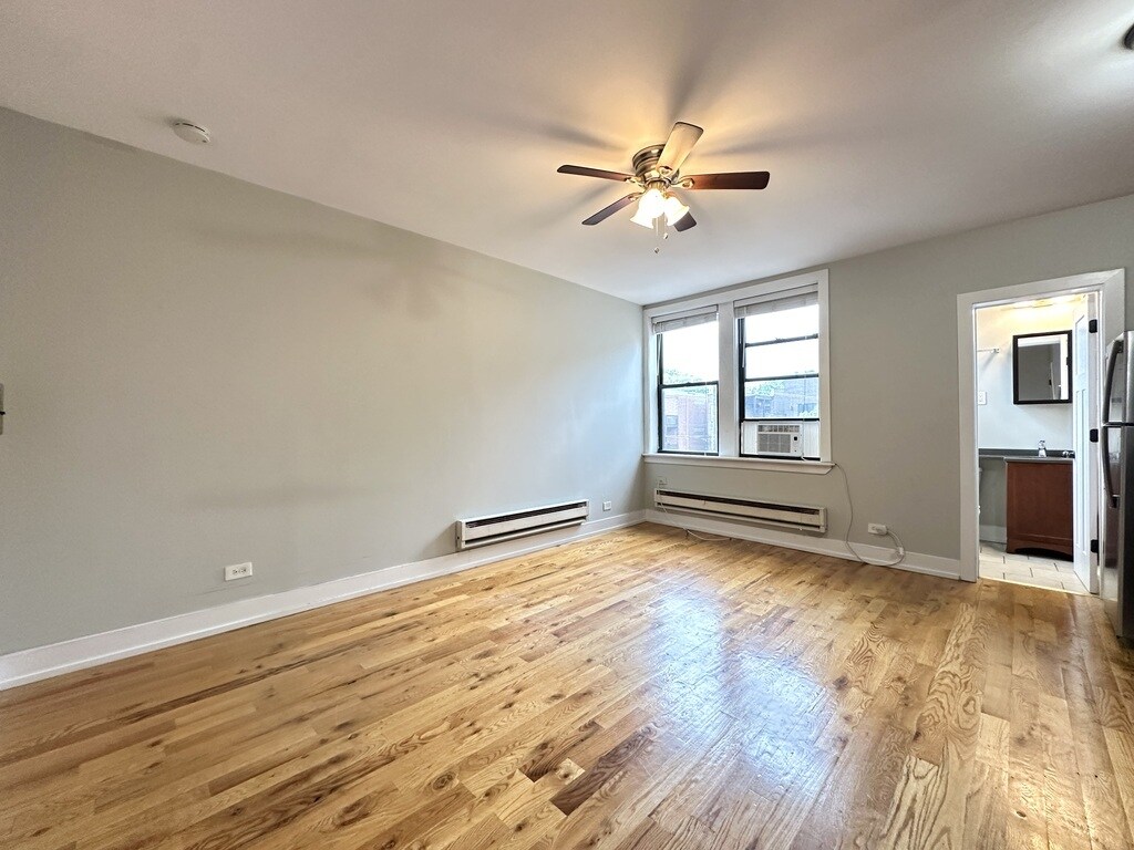Building Photo - 852 W Diversey Pkwy