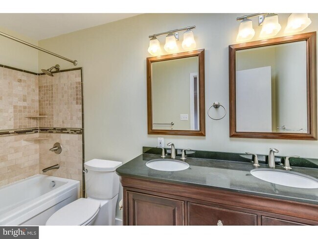 Building Photo - 7220 Vistas Ln