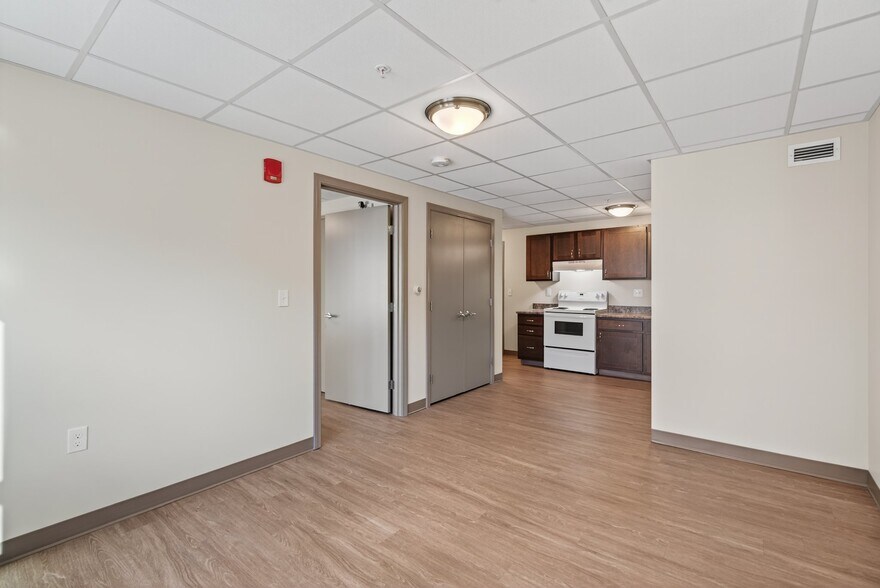 Building Photo - 300 E Bridge St