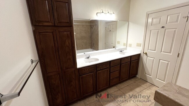 Building Photo - 3 Bedrooms, 2 Baths and a Single Car Garage