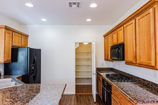 Building Photo - Beautiful 2 story Home