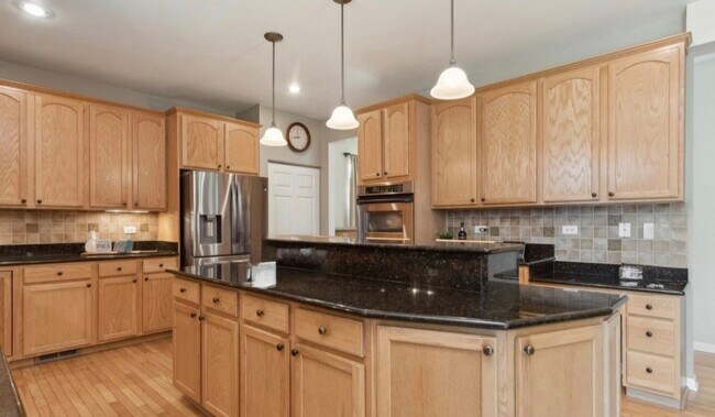 Building Photo - 841 Barclay Dr