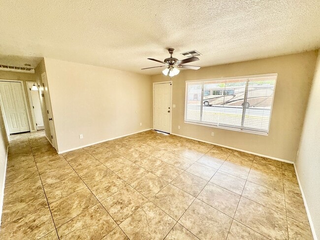 Building Photo - Fantastic 3 Bedroom/2 Bath Single Level Home & NO HOA!  Schedule a Showing Today!