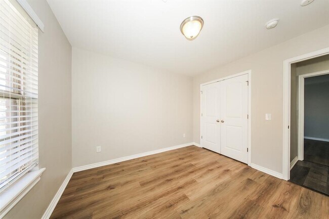 Building Photo - 2421 Shell Dr