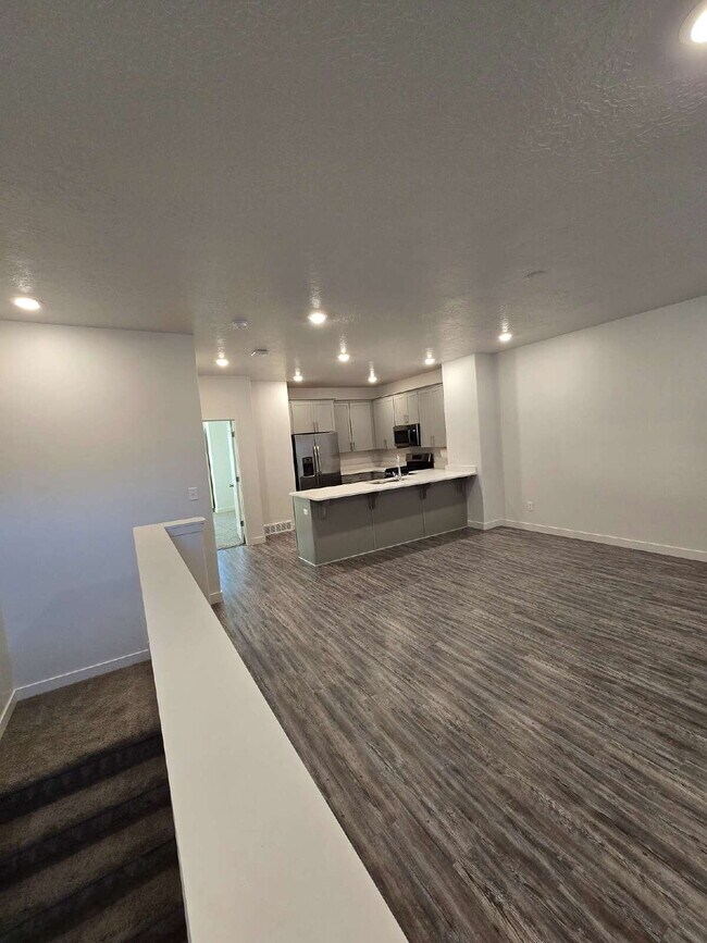 Building Photo - "Chic 3-Bed Townhouse with Pool Access in Bluffdale!"