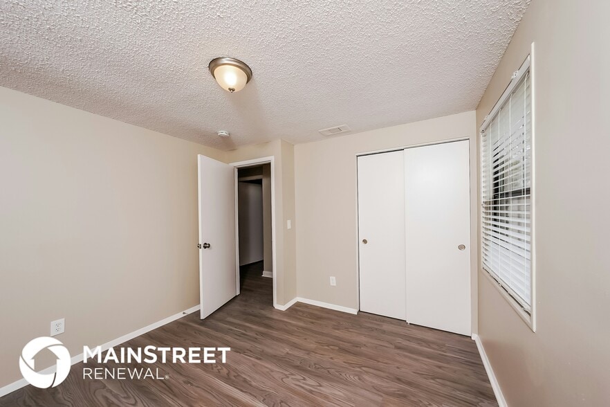 Building Photo - 5057 Oak Leaf Cir