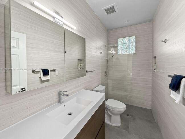 Building Photo - 2514 Poinciana Dr