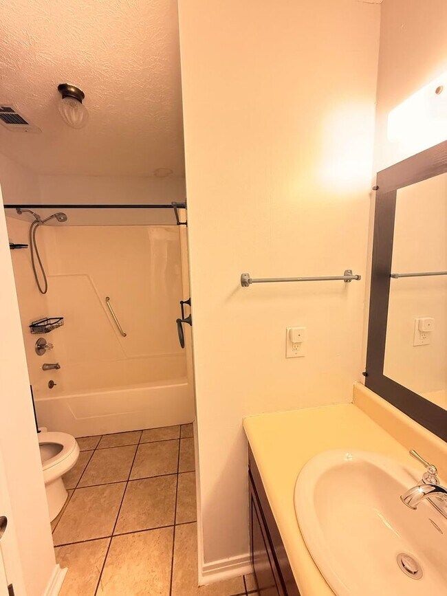 Building Photo - Spacious 4BR Home in Desirable North Columbus