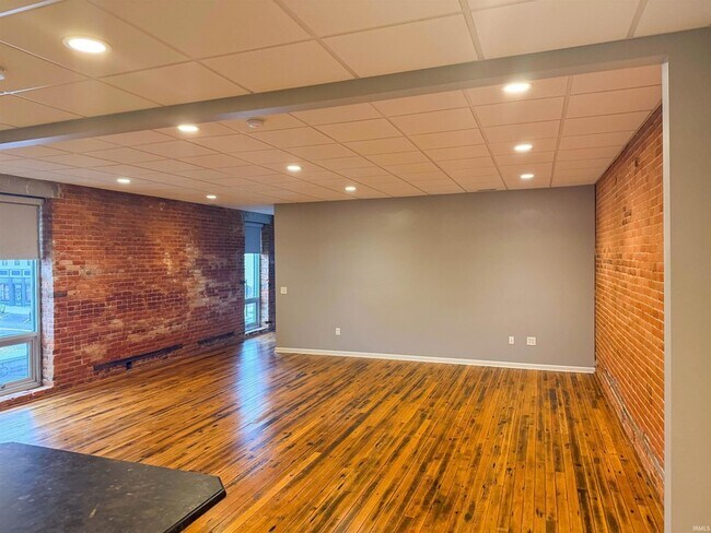 Building Photo - 623 1/2 Main Street Unit