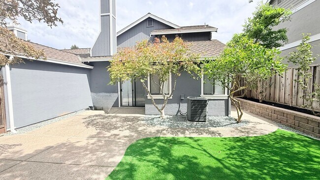 Building Photo - 1100 Sunshine Cir