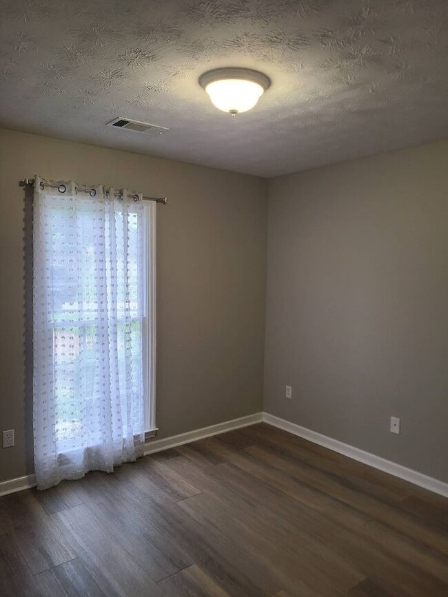 Building Photo - Rent ready 4 bedroom/ 2 bathroom