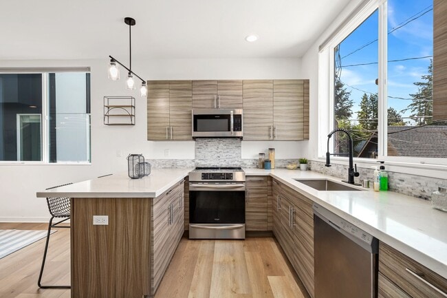 Building Photo - Delridge Townhome