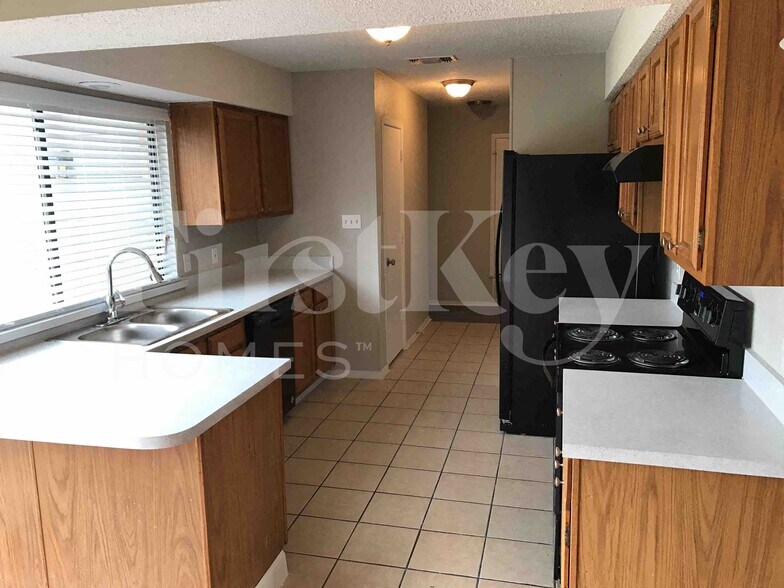 Building Photo - 2510 Bentley Dr