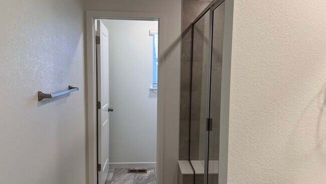 Building Photo - Charming 3 beds 2 baths in Commerce City!