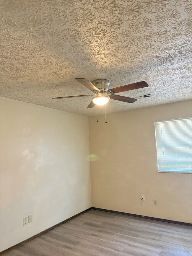 Building Photo - 304 Estate Dr