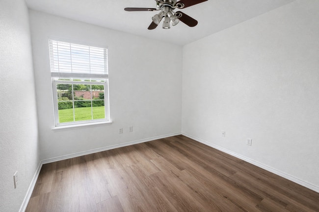 Building Photo - 4 Bed 2.5 Bath NEW MANAGEMENT!!!