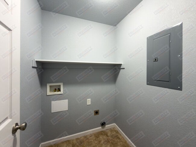 Building Photo - 3 bed, 2.5 bath townhouse with a 2 car garage