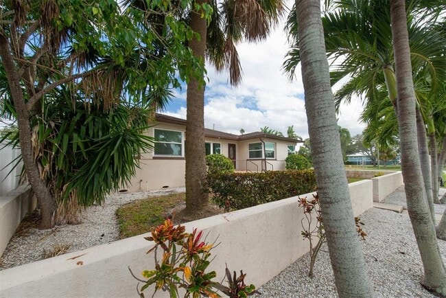 Building Photo - 907 Narcissus Ave