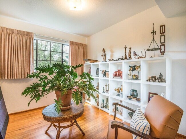 Building Photo - 126 Mateo Cir N