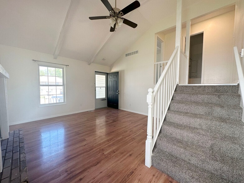 Building Photo - 1417 La Chateau Dr