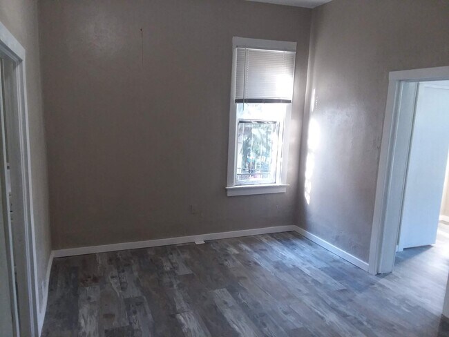 Building Photo - Cap Hil Adorable 1 Bedroom Available Now! 1/2 off 1 months rent!!!