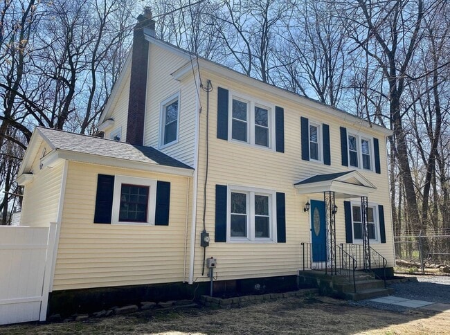Building Photo - Large Fully Furnished Home, Must See!