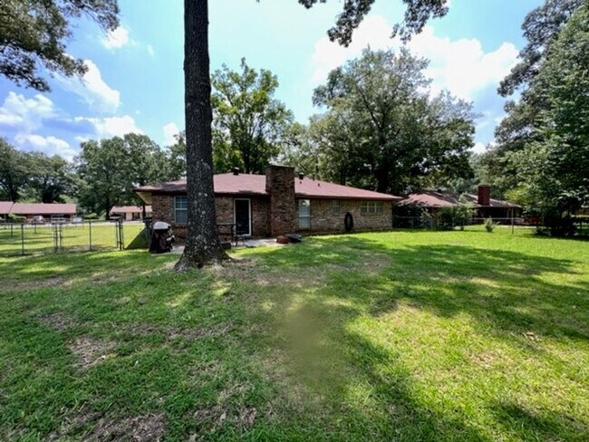 Building Photo - 9103 Dogwood Trail