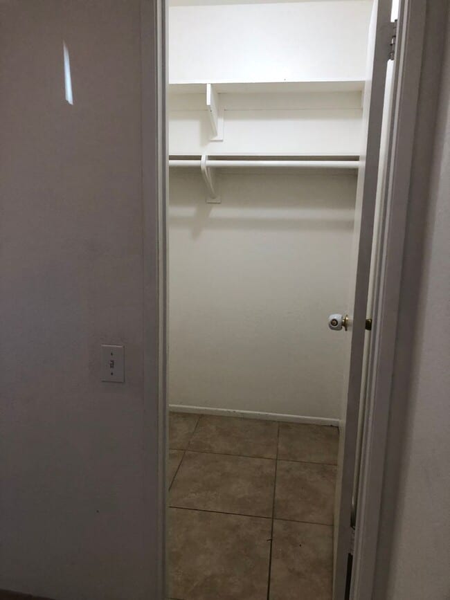Building Photo - Santa Ana townhome style.  2 bed, 1 1/2 ba...