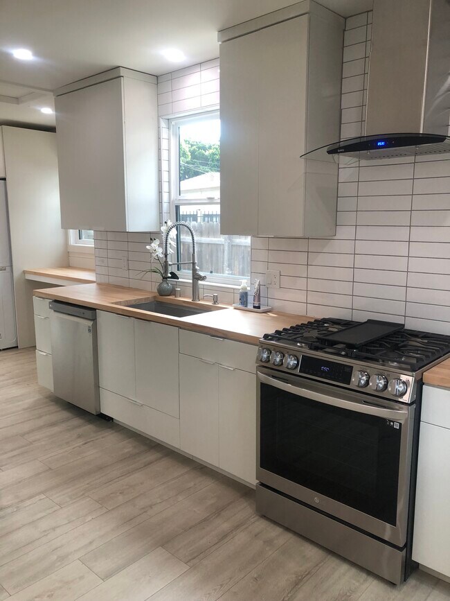 Building Photo - 3956 Olmsted Ave