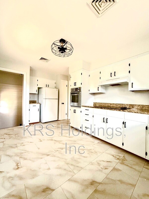 Building Photo - 2400 Forest Dr