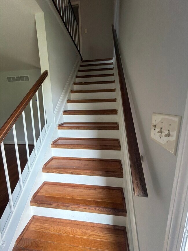 Building Photo - 2 bed 2.5 bath walk out finished basement