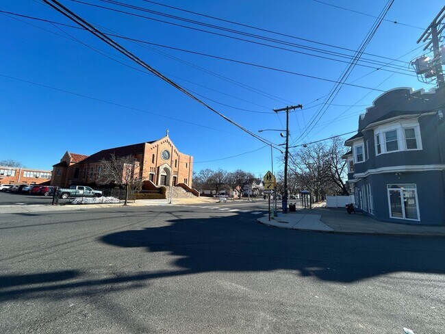 Building Photo - Gorgeous 3 bedroom 1 1/2 bathroom Single F...