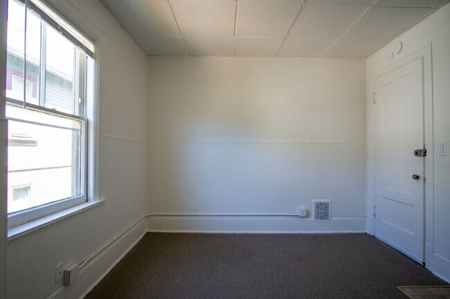 Building Photo - Top-Floor Corner SRO in Vintage Building Y...