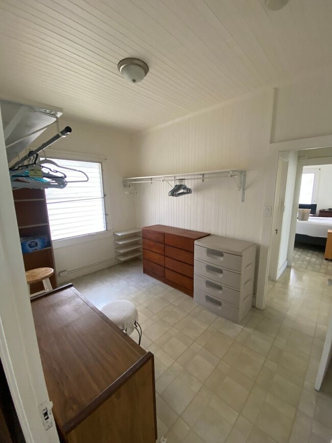Building Photo - Spacious 4 bedroom 2 bath house.