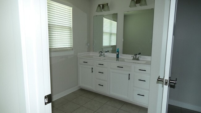 Building Photo - Spacious 4-bedroom, 3.5-bath home in Tipp City, OH