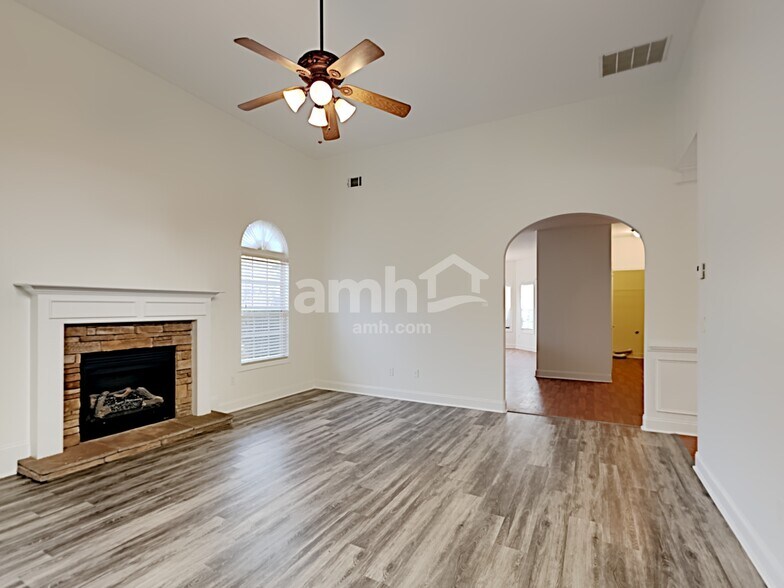 Building Photo - 901 Vandiver Ct