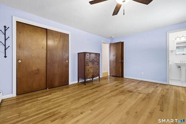 Building Photo - 10 College St