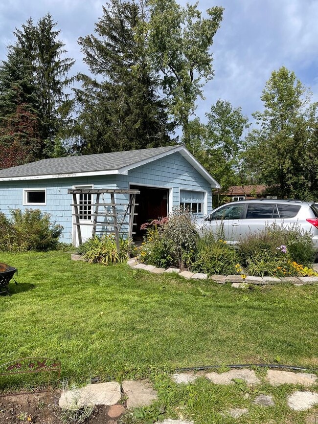 Building Photo - AVAILABLE JUNE - Beautiful 2 Bed 1 Bath Woodland Home