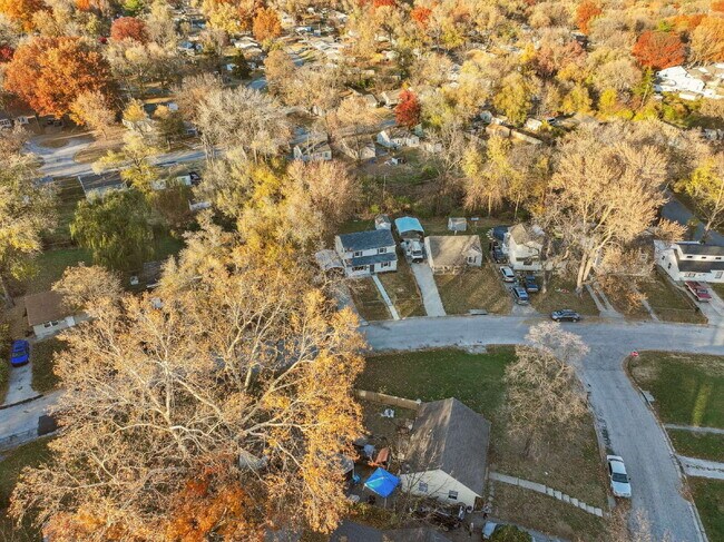 Building Photo - Beautifully renovated 5-bedroom, 2 full bath home ready for move-in!  1st month's rent is FREE!*