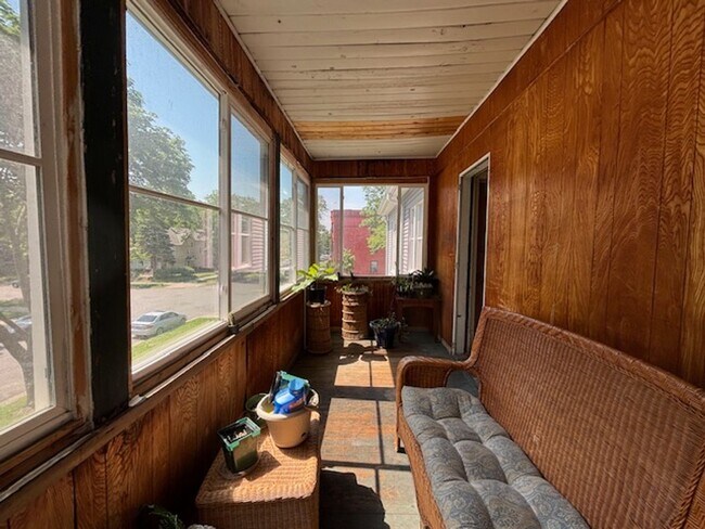 Building Photo - 2 BR/1 BA Apartment in a Great Minneapolis...