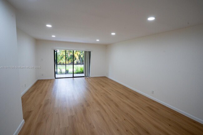 Building Photo - 136 S Cypress Rd