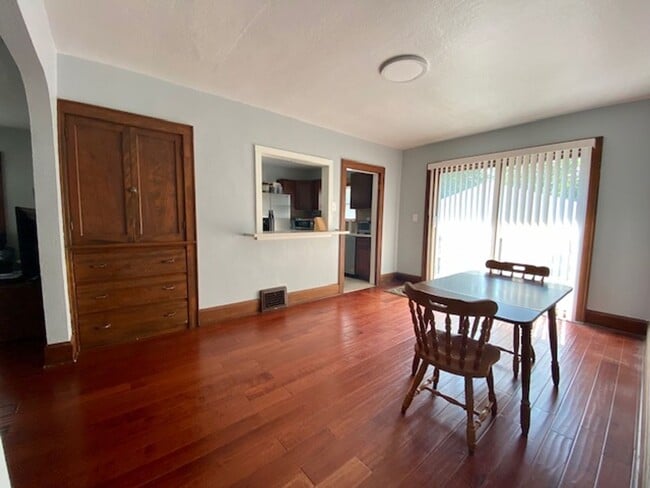 Building Photo - Charming 2 Bedroom 1 Bath Single Family Home!